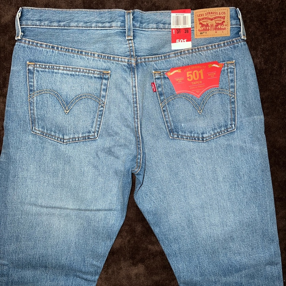 New with tags, medium blue boyfriend Levi jeans.       Size 31 x 28